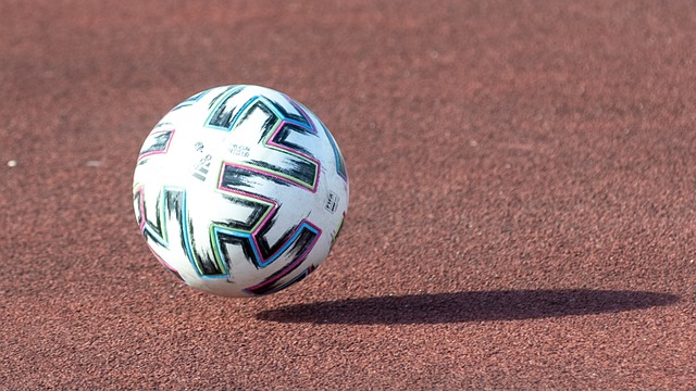 欧美媒体毒舌攻击张志磊：笨拙老迈拼命吸氧，不可能赢得世界冠军.